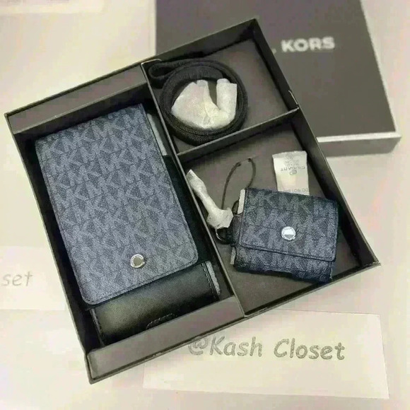 Michael Kors Tech lanyard & Airpod case box set MK Signature Admiral blue - Picture 3 of 7